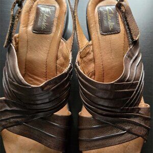 Clark’s Artisan Brown Leather Sandal Women's Size 7.1/2 Medium width. GUC